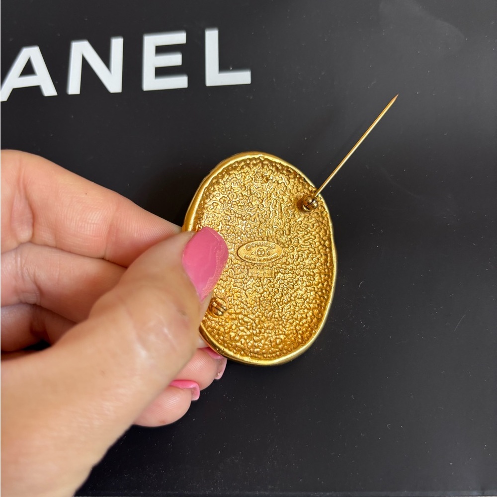 Authentic CHANEL regal crown logo medallion brooch circa 1980s - Picture 3 of 7